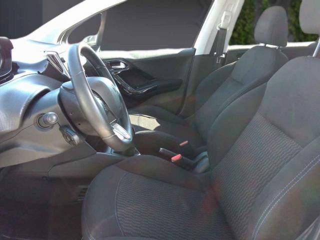 Peugeot 208 image 9
