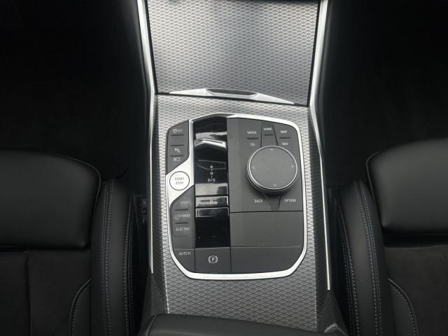 Bmw 330e image 6