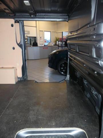 Nissan Nv300 image 2