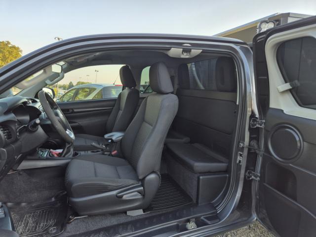 Toyota Hilux image 5