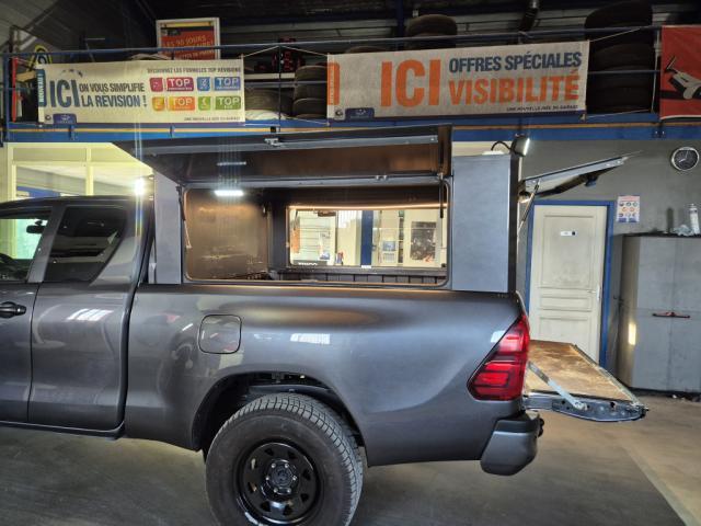 Toyota Hilux image 1