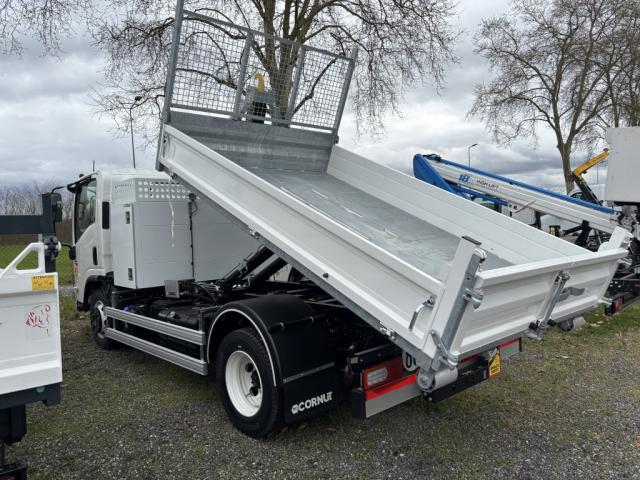 Isuzu M30 image 5