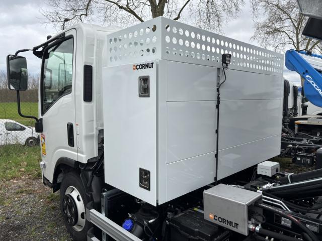 Isuzu M30 image 9