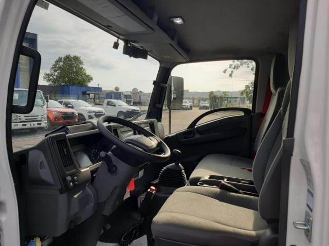 Isuzu M30 image 3