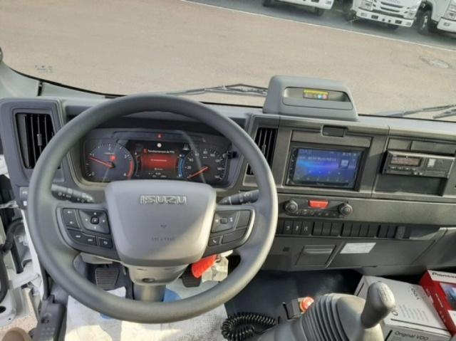 Isuzu M30 image 1