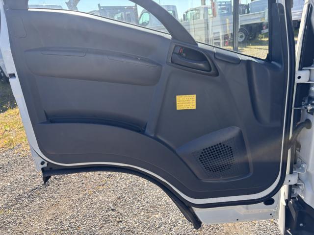 Isuzu M27 image 6
