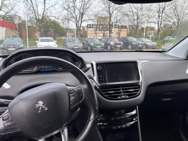 Peugeot 208 image 1