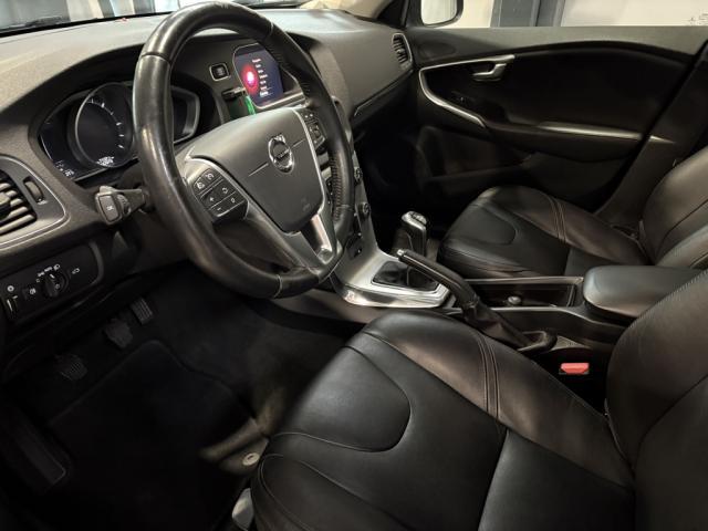 Volvo V40 image 2