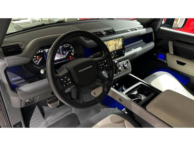 Land Rover Defender image 4