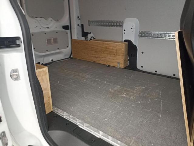 Renault Express Van image 9