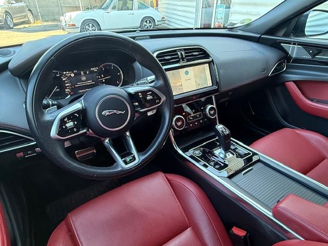 Jaguar Xe image 4