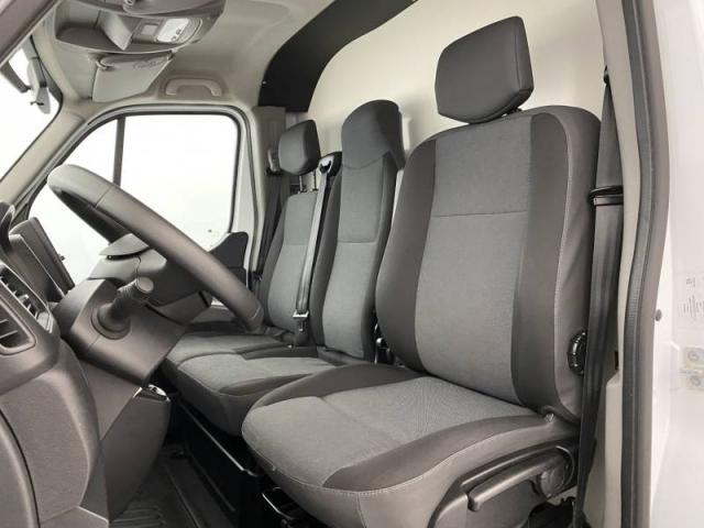 Renault Master image 2