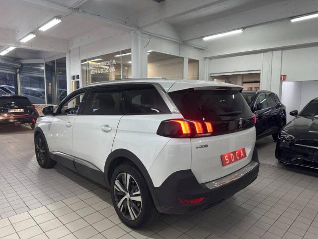 Peugeot 5008 image 2