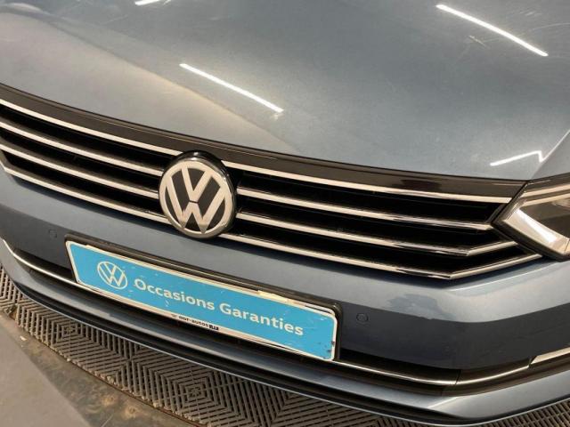 Volkswagen Passat image 9