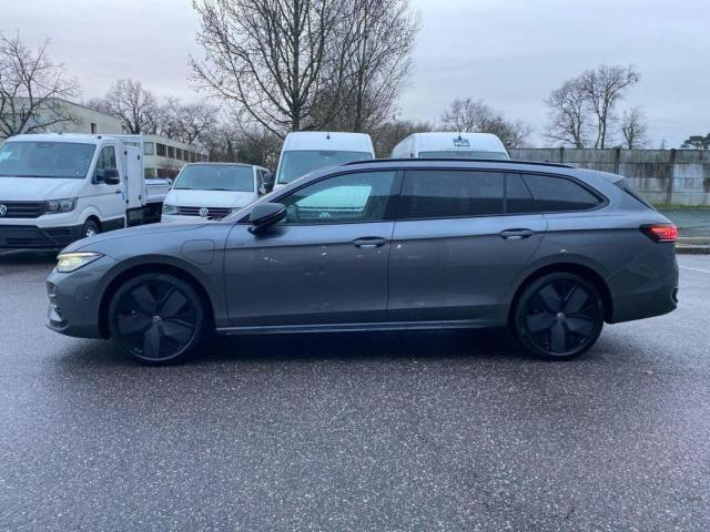 Volkswagen Passat image 9