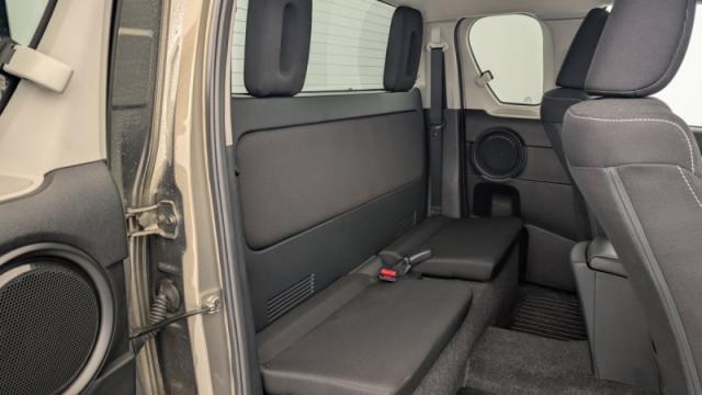 Toyota Hilux image 2