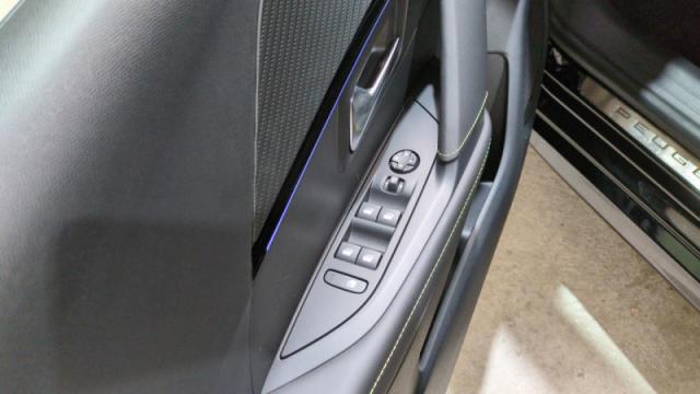 Peugeot 208 image 8