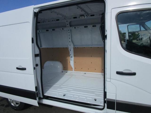 Nissan Interstar image 9