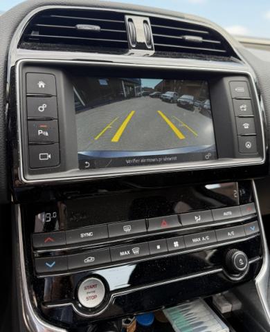 Jaguar Xe image 3