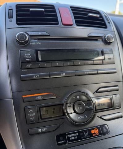 Toyota Auris image 2