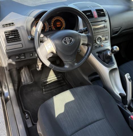 Toyota Auris image 9