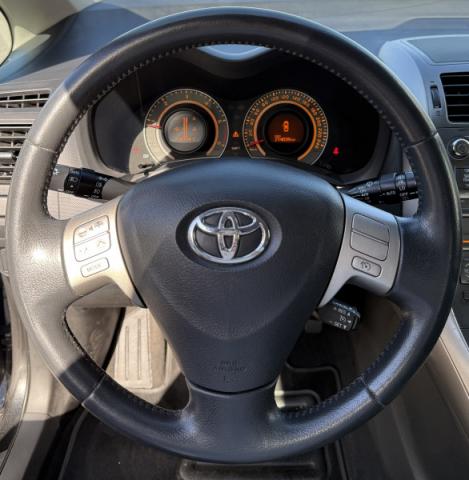 Toyota Auris image 1