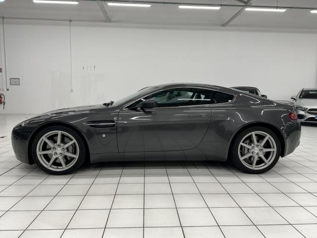 Aston Martin V8 Vantage image 2