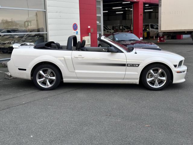 Ford Mustang Convertible image 9