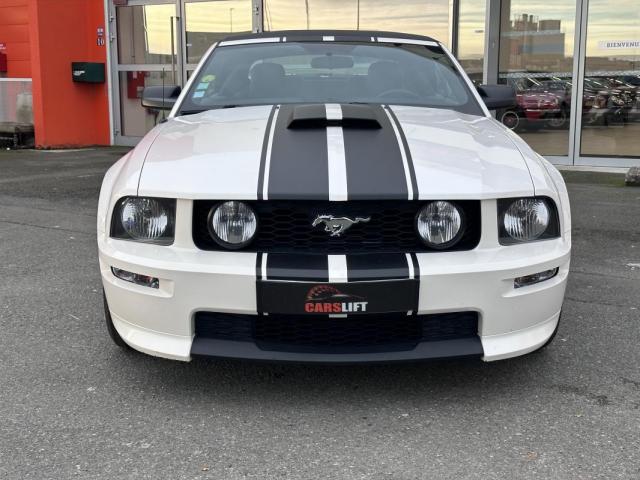 Ford Mustang Convertible image 2
