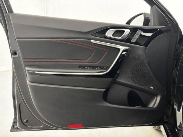 Kia Pro_cee'D image 1