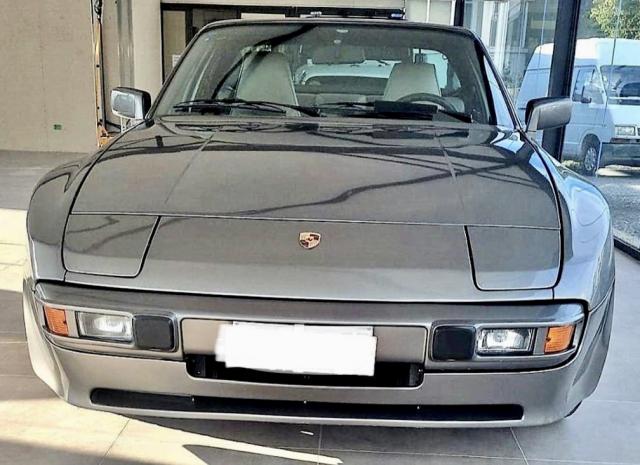 Porsche 944 image 8