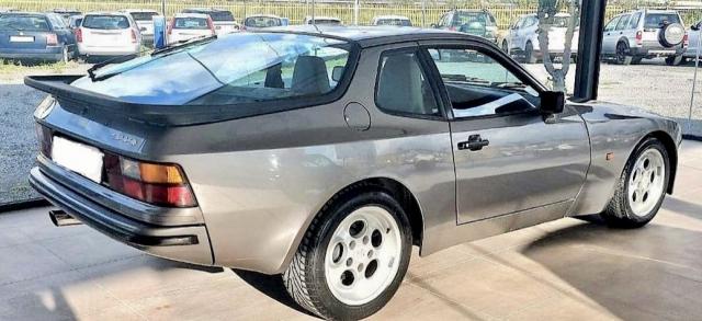 Porsche 944 image 4