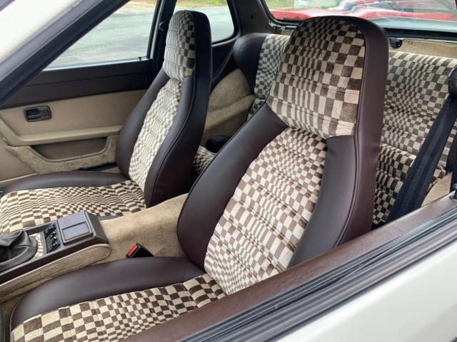 Porsche 944 image 2