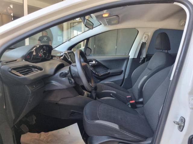 Peugeot 208 image 9