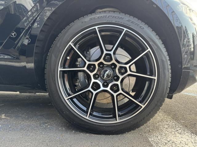 Aston Martin Dbx image 5
