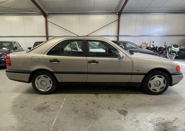 Mercedes Benz C 180 image 8