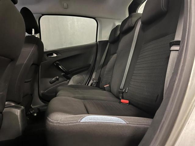Peugeot 208 image 9