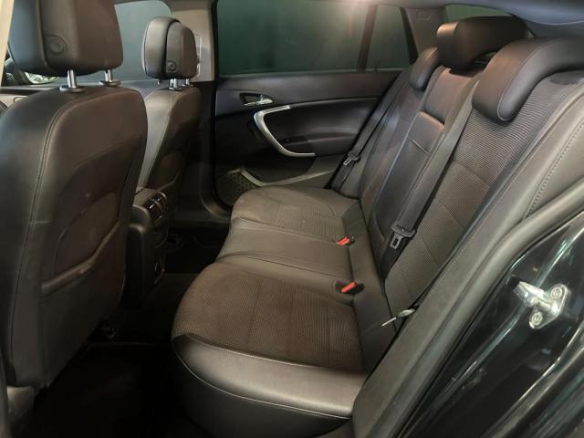Opel Insignia Sports Tourer image 2