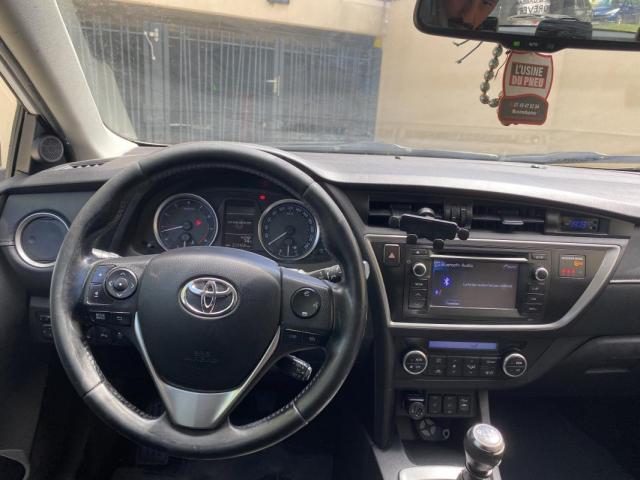 Toyota Auris image 1