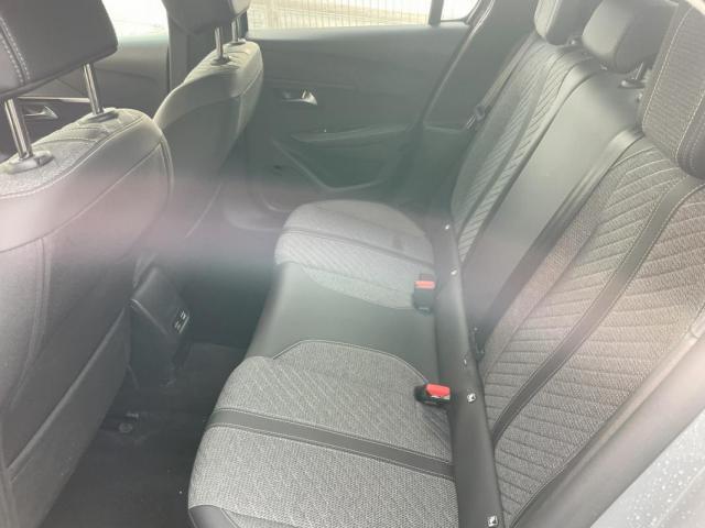 Peugeot 208 image 8
