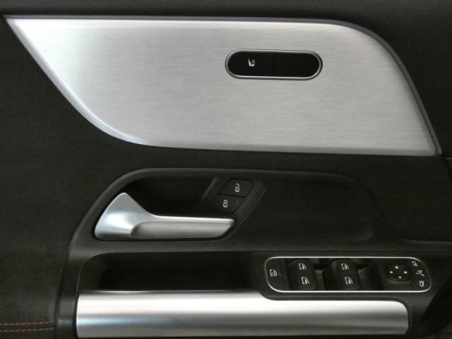 Mercedes Benz Gla image 7