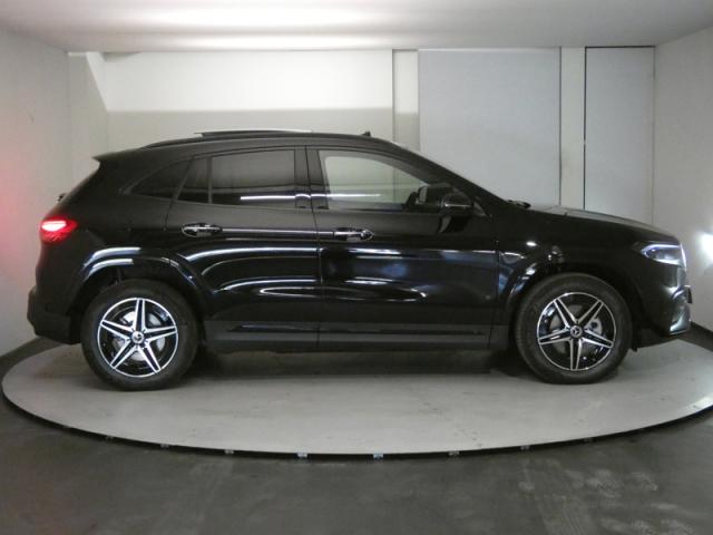 Mercedes Benz Eqa image 9