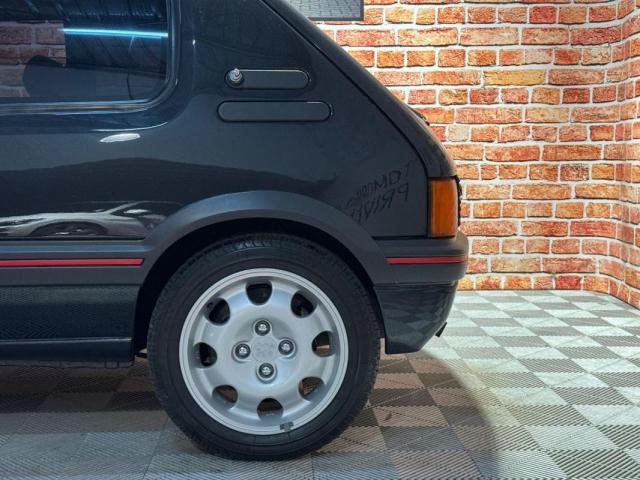 Peugeot 205 image 8