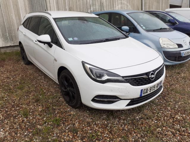 Opel Astra Sports Tourer image 2