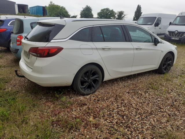 Opel Astra Sports Tourer image 3