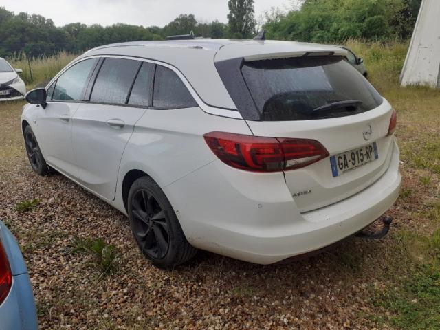 Opel Astra Sports Tourer image 1