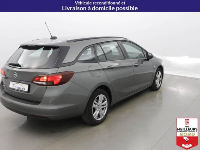 Opel Astra Sports Tourer image 2