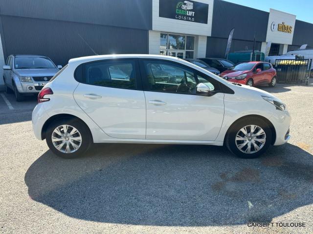 Peugeot 208 image 8