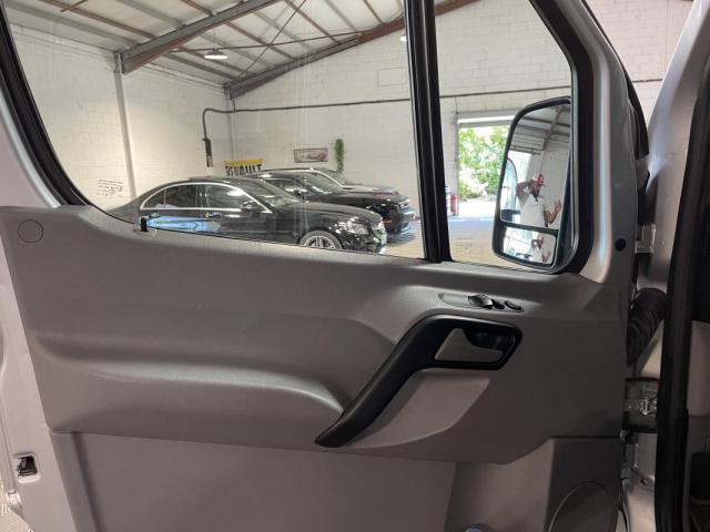 Mercedes Benz Sprinter image 9