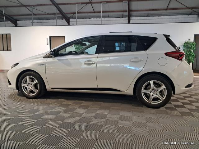 Toyota Auris image 2